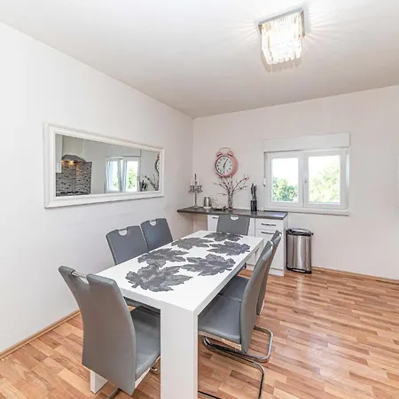 6 Bedroom Gorgeous In *