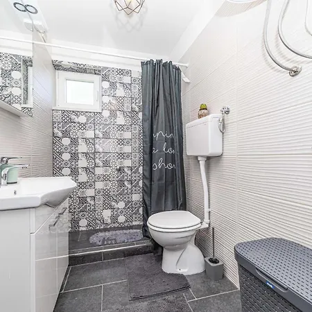 6 Bedroom Gorgeous In Drniš