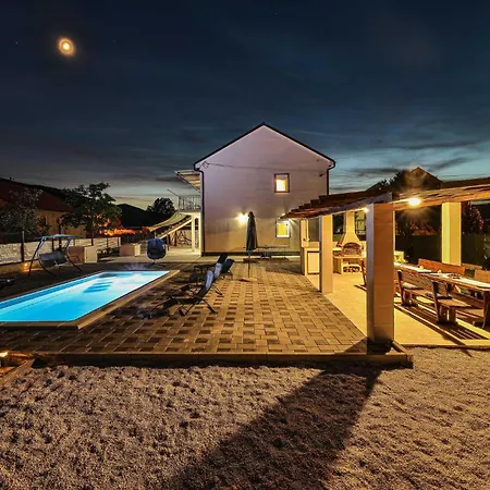 Дом отдыха 6 Bedroom Gorgeous In