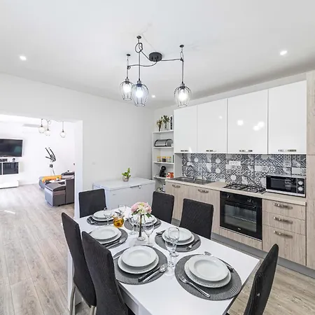 6 Bedroom Gorgeous In