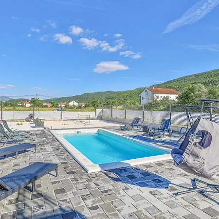 6 Bedroom Gorgeous In Holiday home *